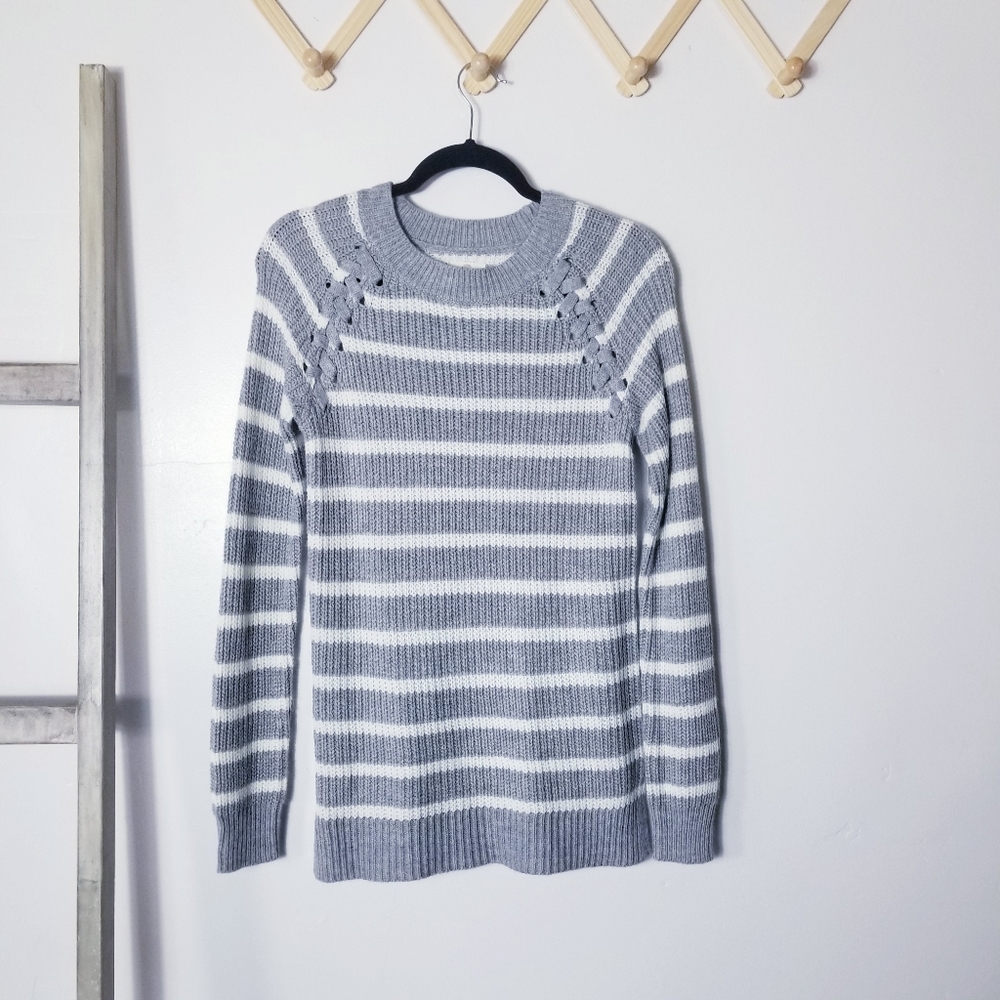 SO PERFECTLY SOFT GRAY AND WHITE SWEATER / TUNIC SIZE MEDIUM